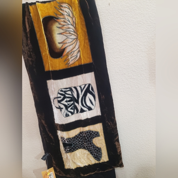 RED FISH DESIGN HAND PAINTED VELVET SCARF NWT Shoe pattern - Picture 4 of 8